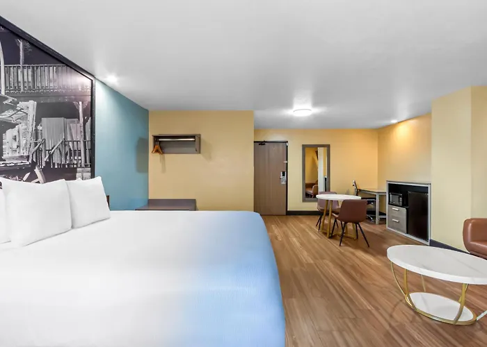 Super 8 By Wyndham Gilbert