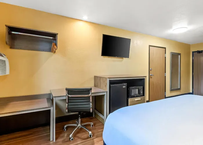 Super 8 By Wyndham Gilbert Hotel
