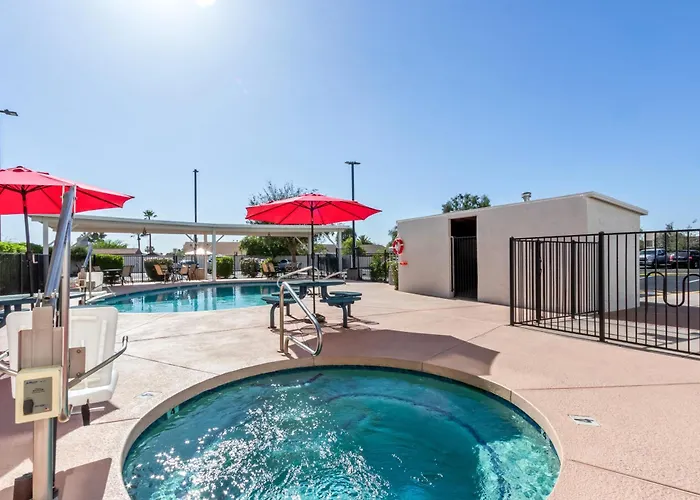 Super 8 By Wyndham Gilbert Hotel