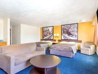 Super 8 By Wyndham Gilbert Hotel